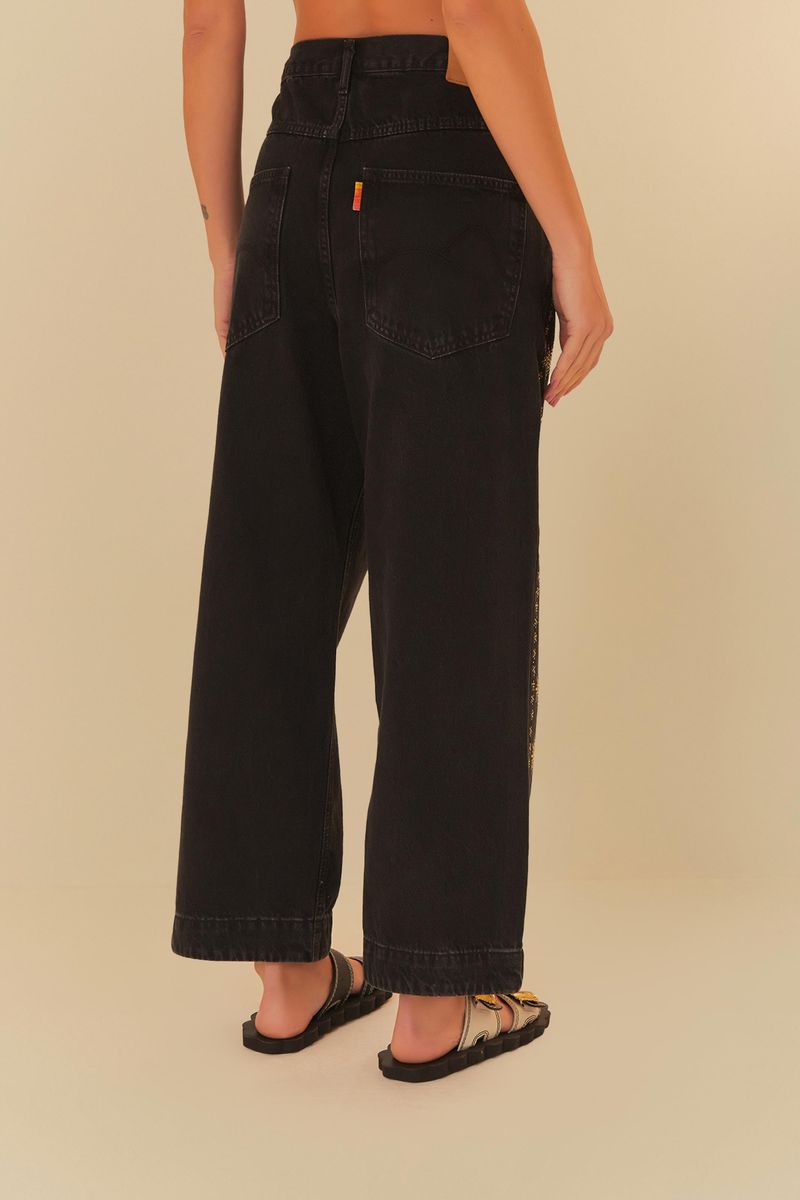 Vista-trasera-del-pantalon-negro-con-detalles-dorados.