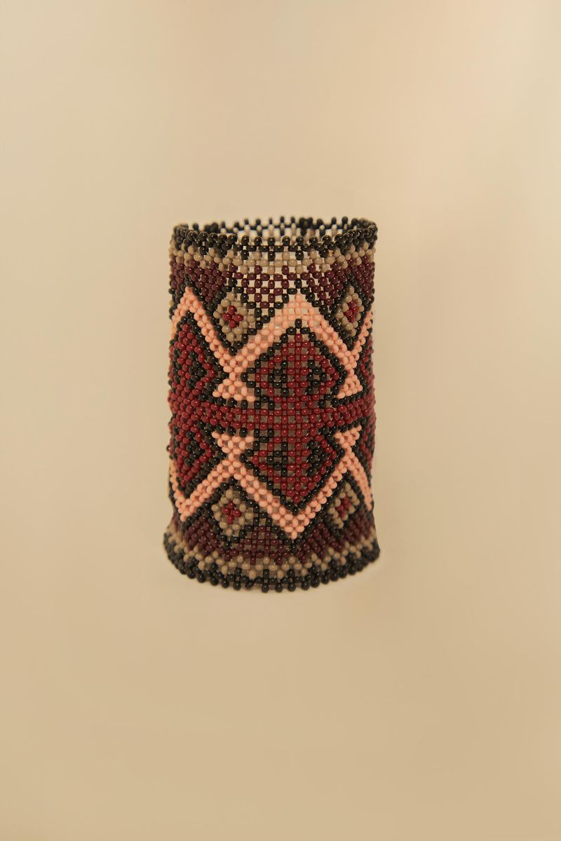 Pulsera-de-mostacillas-Yawanawa-con-patrones-geometricos-en-colores-terrosos.