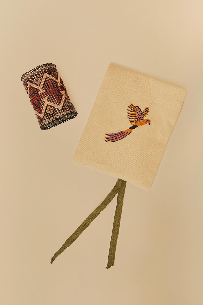 Pulsera-de-mostacillas-Yawanawa-acompañada-de-bolsa-con-diseño-indigena.