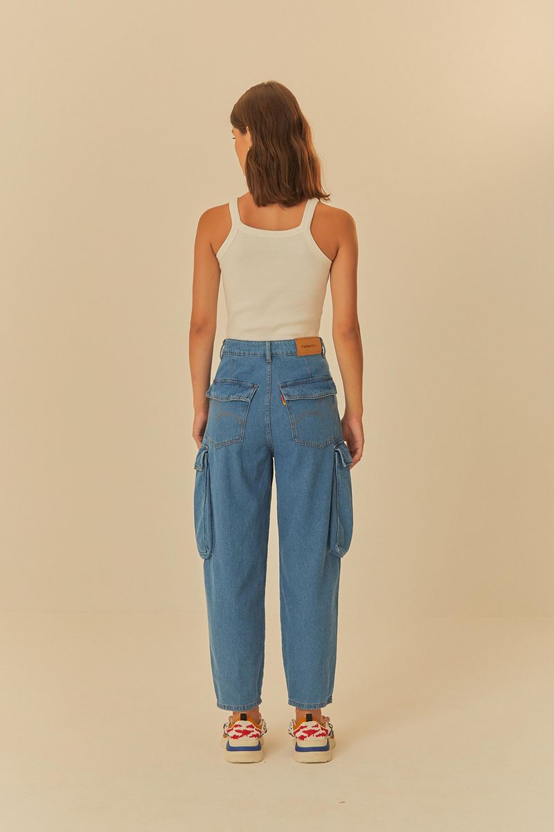 Vista trasera del Pantalón Jeans Baggy Cargo, mostrando los bolsillos traseros y el ajuste general, complementando el diseño casual y versátil