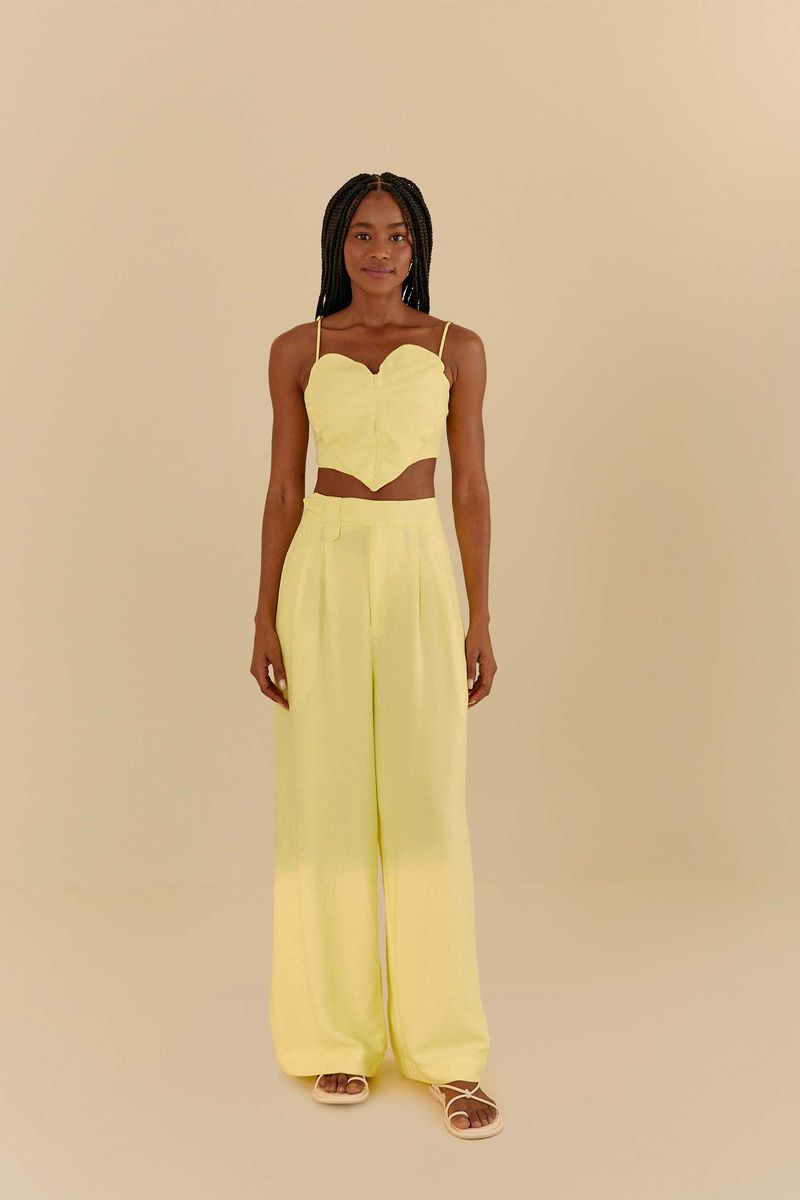 Modelo-usando-pantalon-recto-amarillo-claro-con-pinzas-vista-trasera.