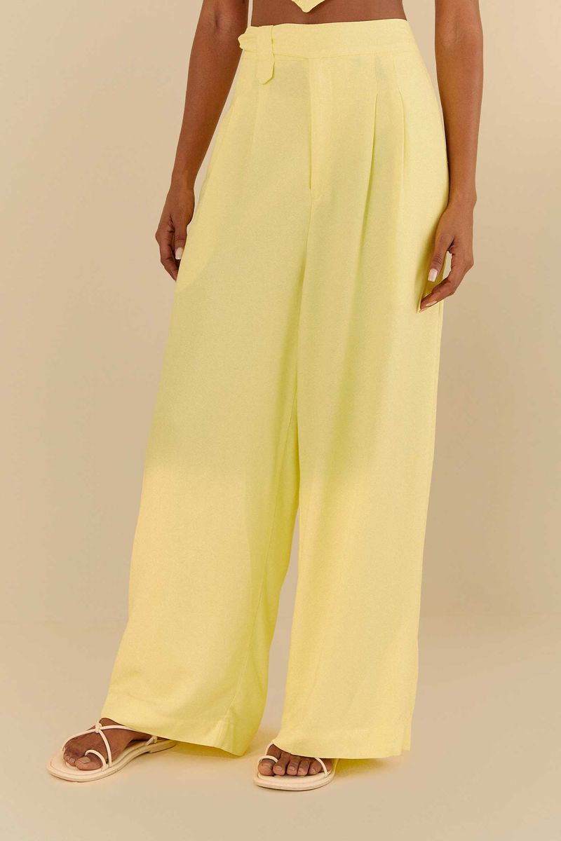 Modelo-usando-pantalon-recto-amarillo-claro-con-pinzas-vista-lateral.