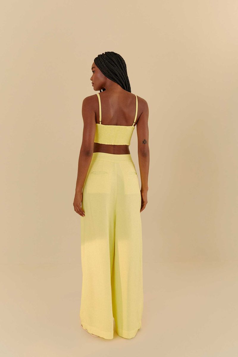 Detalle-de-la-cintura-y-pinzas-del-pantalon-recto-amarillo-claro.