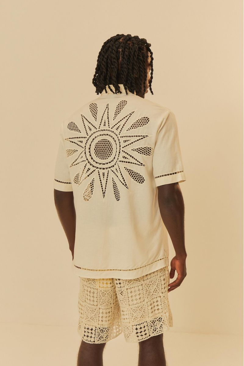 Vista-trasera-de-un-pantalon-corto-masculino-beige-con-diseño-geometrico.