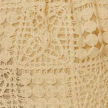 Vista-frontal-de-un-pantalon-corto-masculino-beige-con-diseño-geometrico.