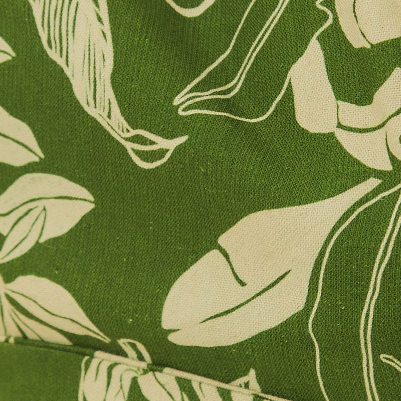 Cerrar-de-la-estampado-botanica-en-verde-y-blanco-del-top.