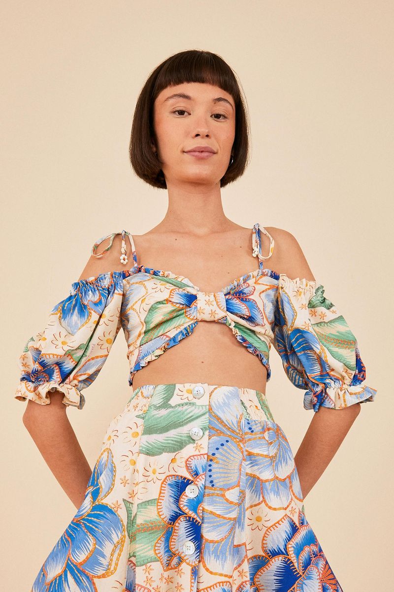 Blusa cropped estampada con escote princesa y mangas abullonadas, vista frontal.