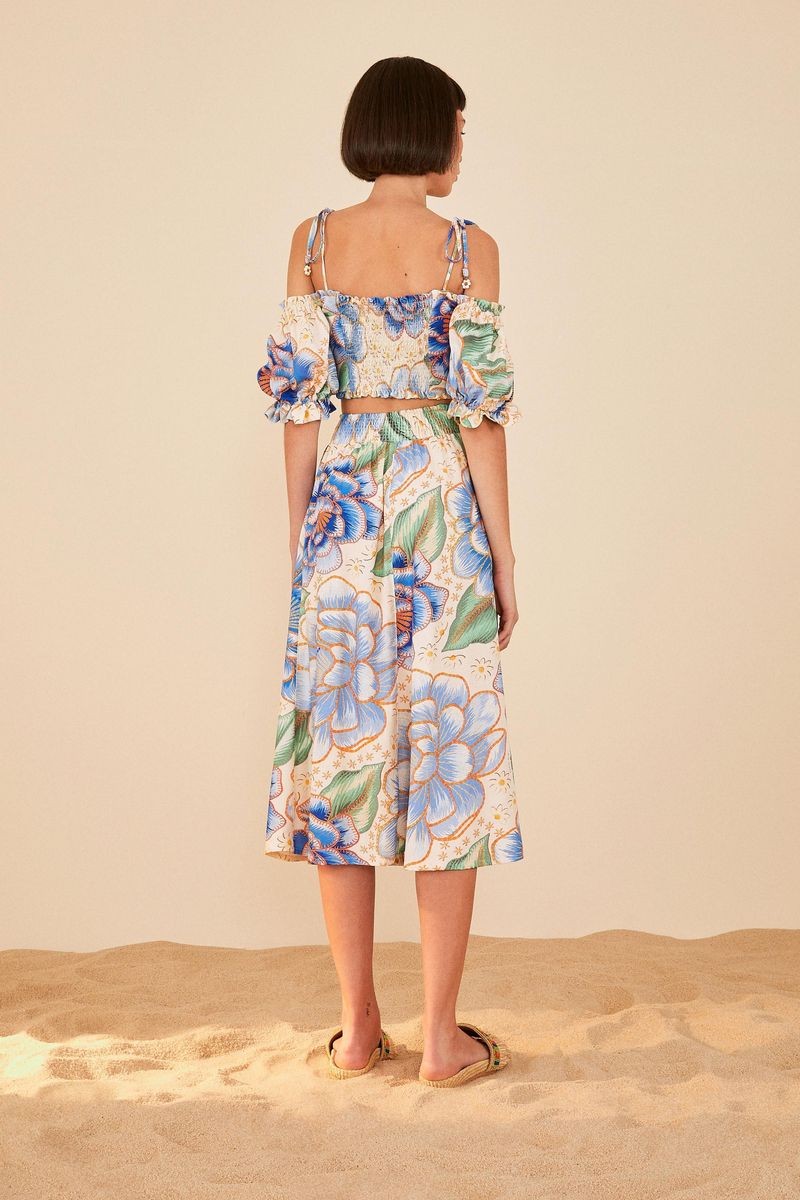 Blusa cropped estampada con escote princesa y mangas abullonadas, vista trasera.