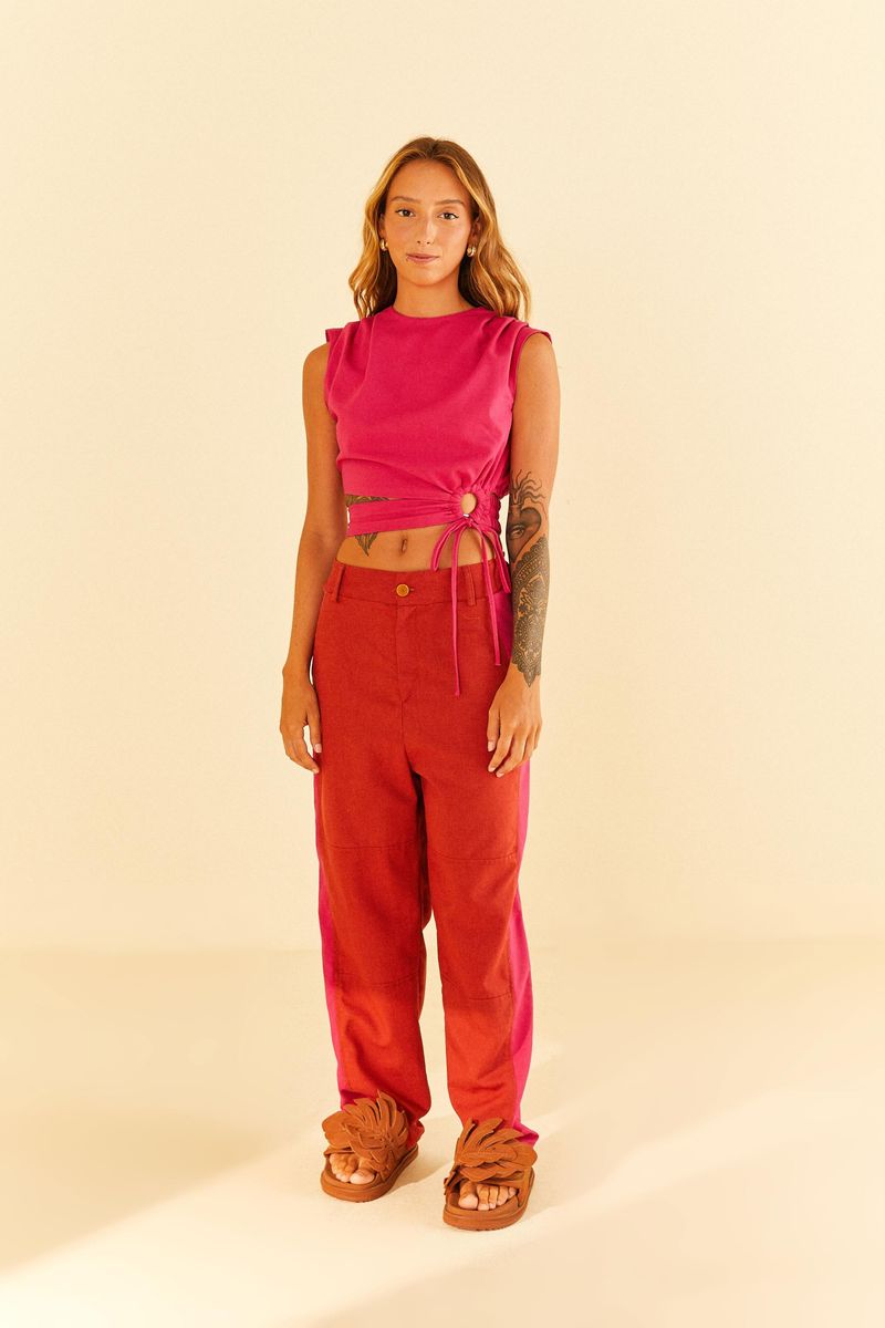 Blusa-cropped-rosa-con-pliegues-y-detalle-de-anilla-vista-completa.