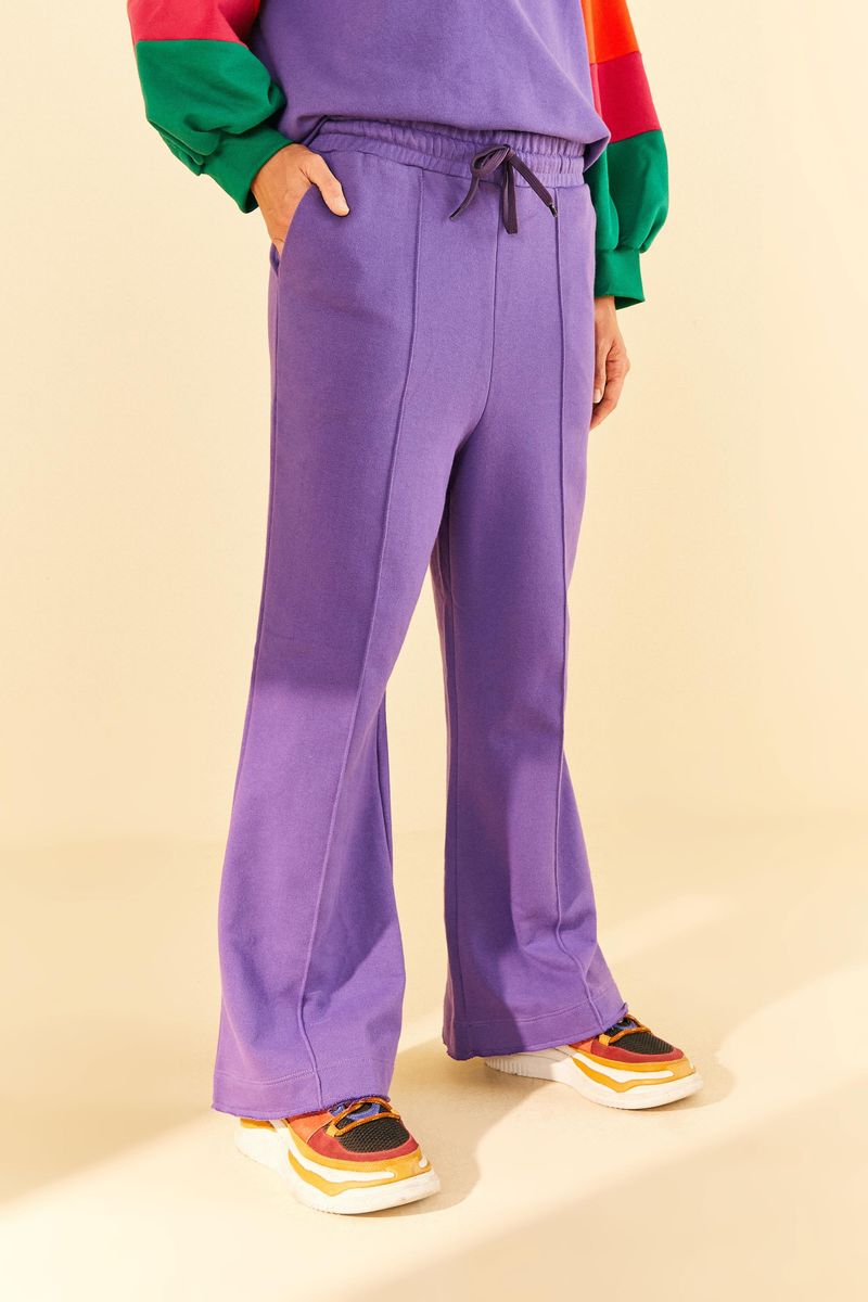 Detalle-de-la-pretina-elastica-y-amarre-del-pantalon-de-sudadera-morado.