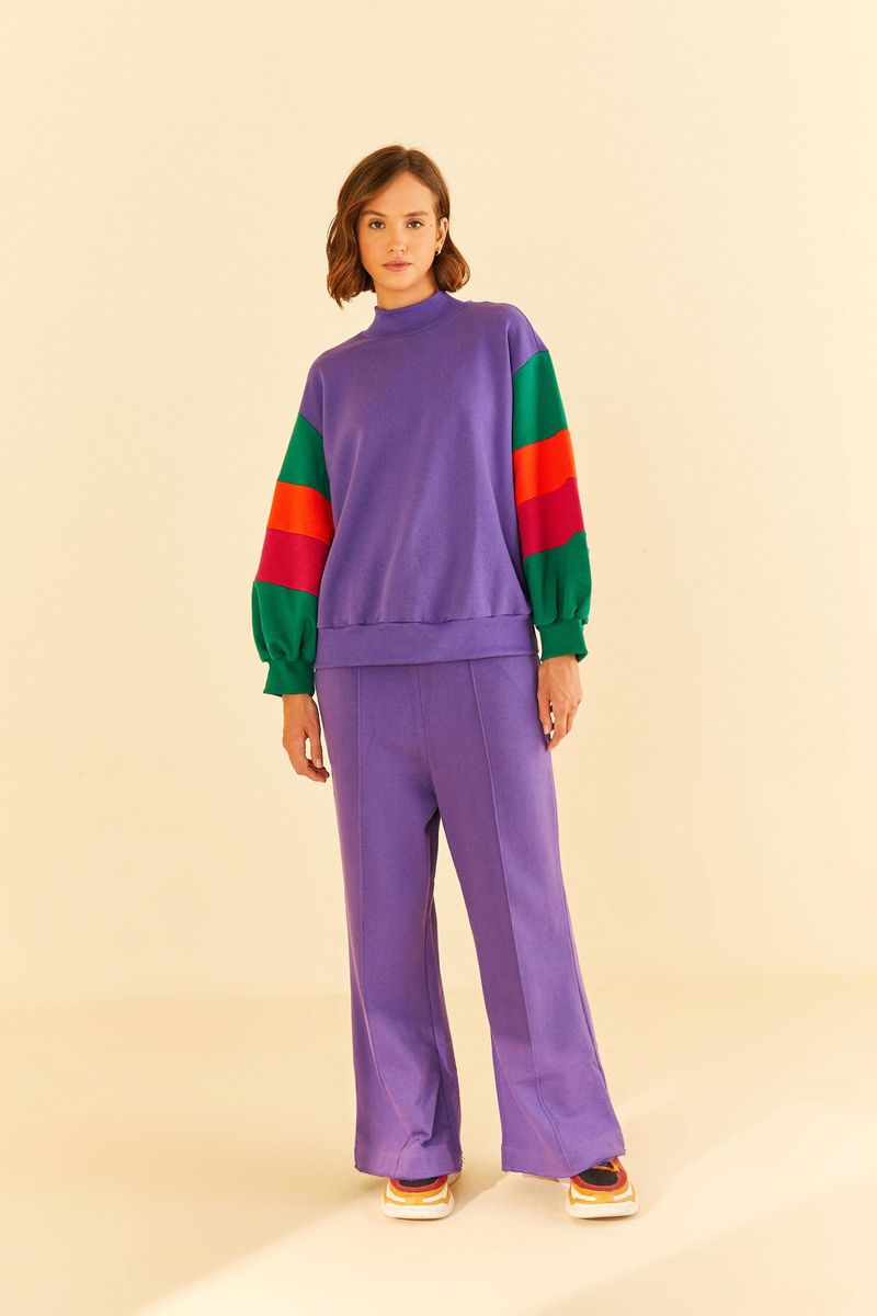 Detalle-del-tejido-y-acabado-del-pantalon-de-sudadera-morado.