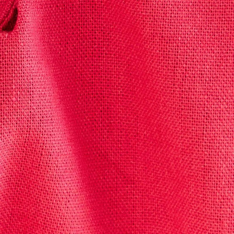 Close-up-de-la-tela-rosa-de-la-blusa-cropped.