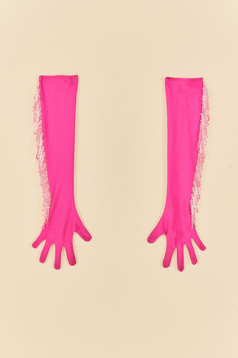 Par-de-guantes-rosa-vibrante-con-cuentas-colgantes-vista-frontal.