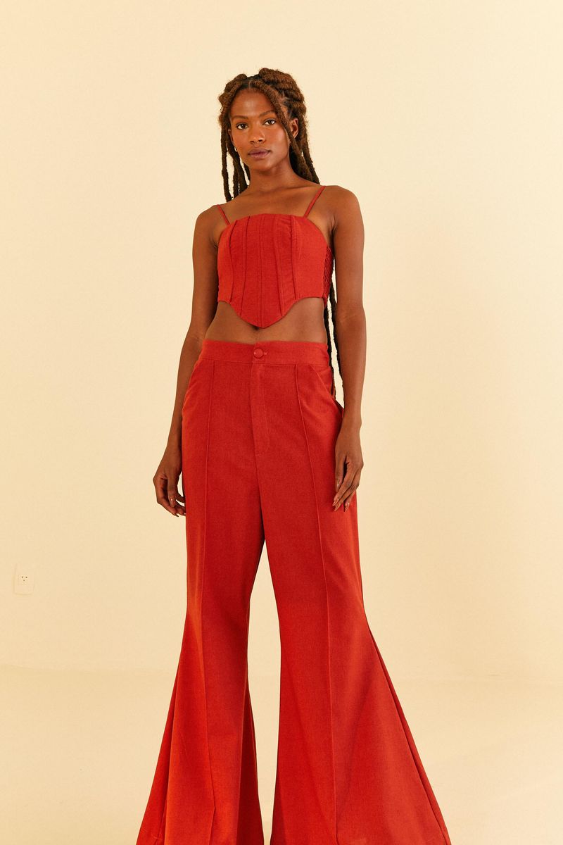 Imagen-de-una-modelo-luciendo-un-pantalon-flare-largo-rojo-vista-frontal.