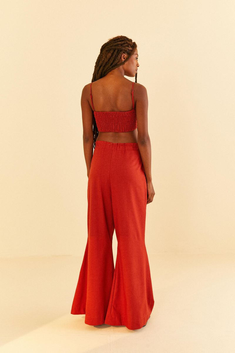 Imagen-de-una-modelo-luciendo-un-pantalon-flare-largo-rojo-vista-trasera.