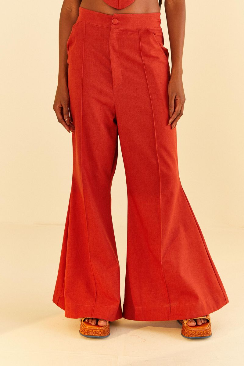 Imagen-de-una-modelo-luciendo-un-pantalon-flare-largo-rojo-vista-lateral.