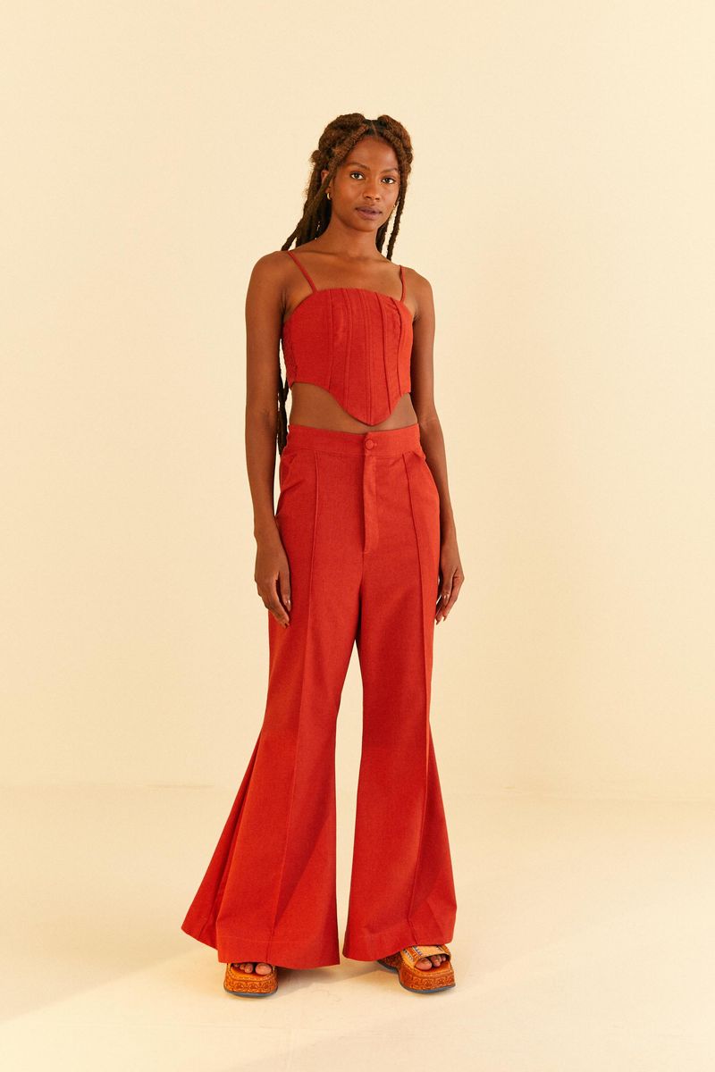 Imagen-de-una-modelo-luciendo-un-pantalon-flare-largo-rojo-detalle-de-la-cintura-y-cierre.