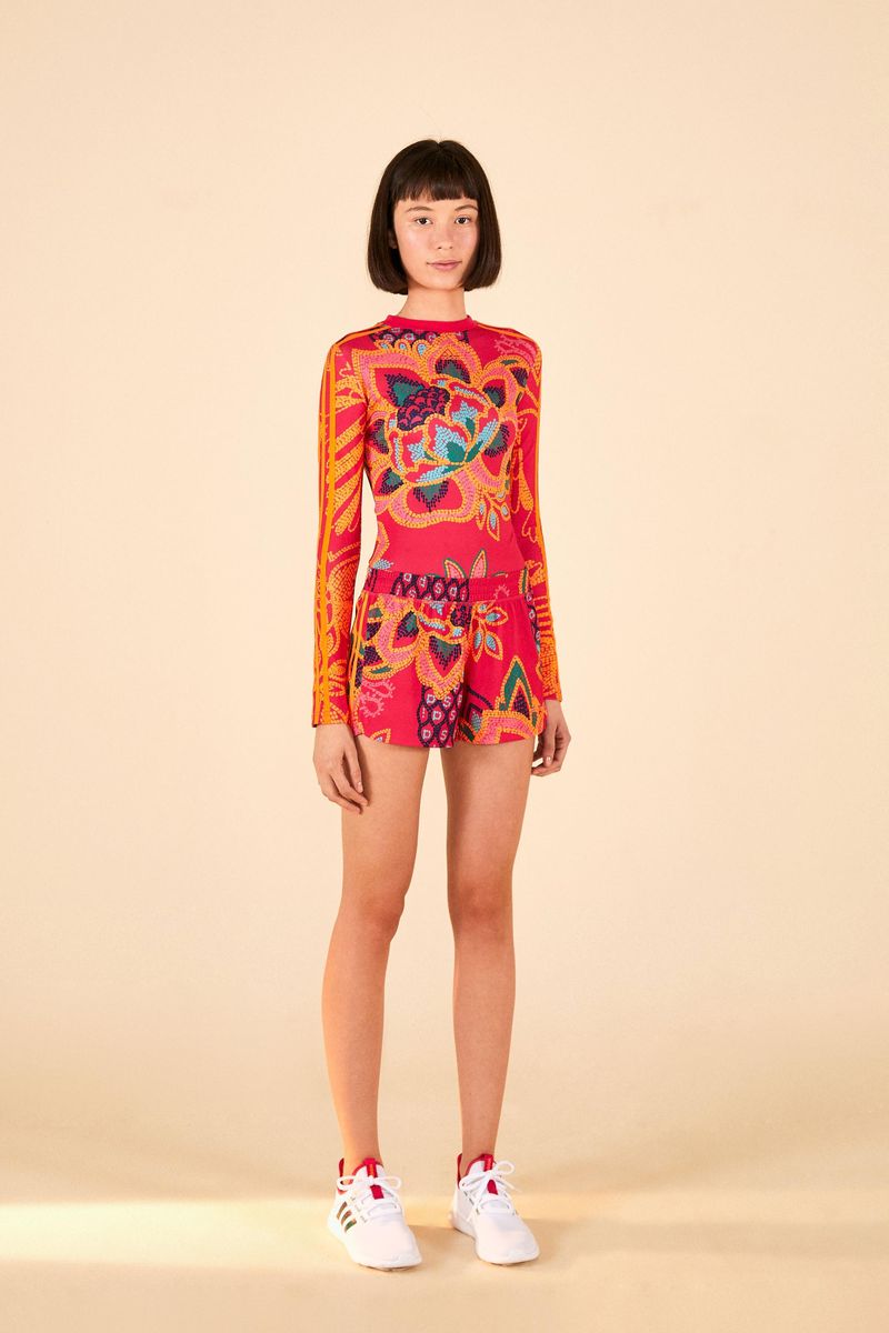 Vista-completa-de-un-bodi-estampado-con-diseño-vibrante-y-tropical-mostrando-el-ajuste-y-la-caida.