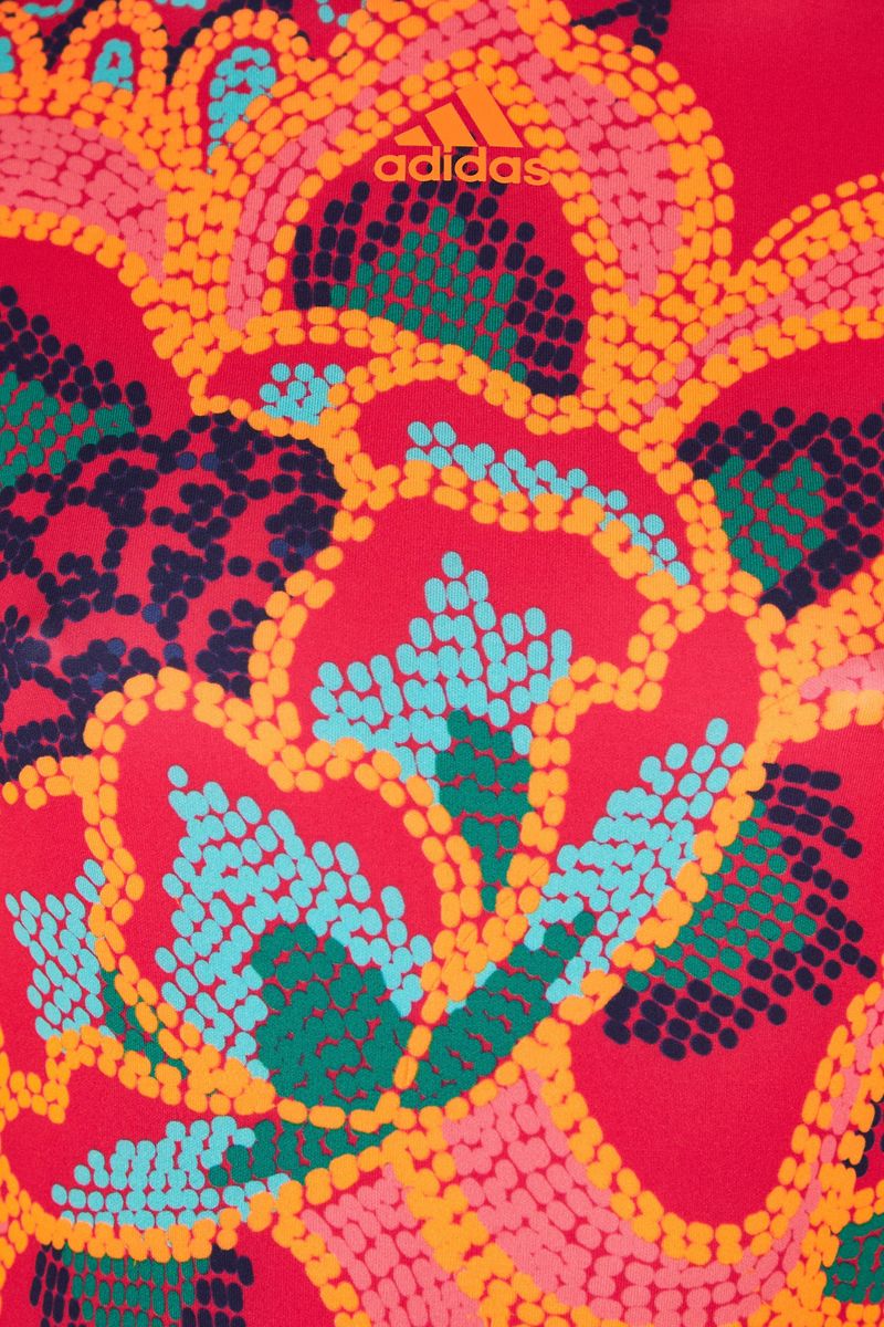 Acercamiento-del-patron-estampado-del-bodi-destacando-los-detalles-florales-y-de-frutas-en-colores-vibrantes.