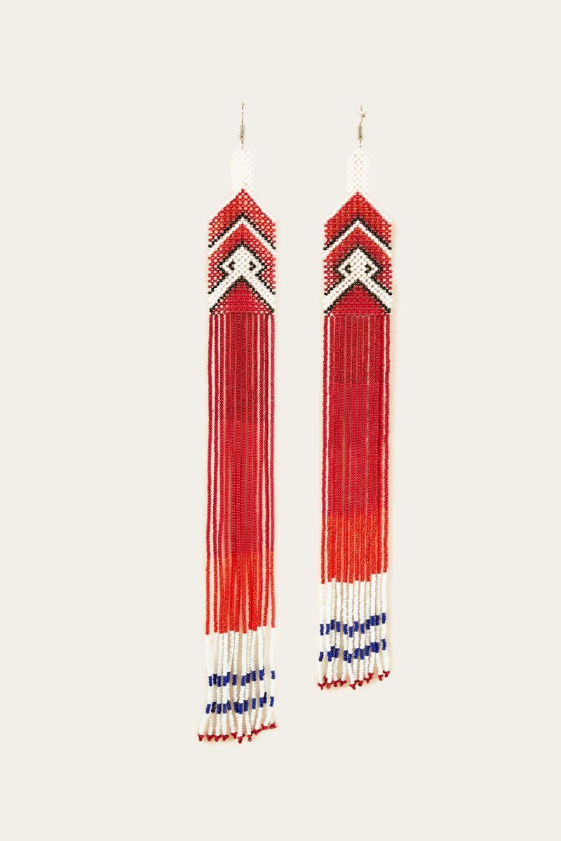 Vista-frontal-de-los-aretes-Yawanawa-con-diseño-exclusivo-y-colores-vibrantes.