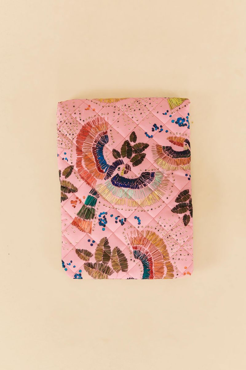 Vista-trasera-de-la-funda-para-laptop-con-detalles-del-diseño-tropical.
