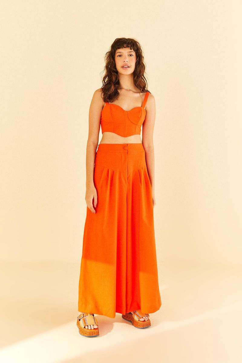 Vista-completa-del-conjunto-con-el-top-corselet-y-pantalones-largos-naranjas.