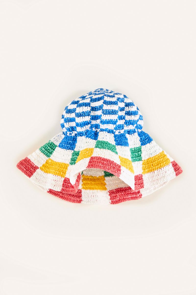 Sombrero-de-croche-de-rafia-con-diseño-cuadriculado-multicolor-visto-desde-el-frente.