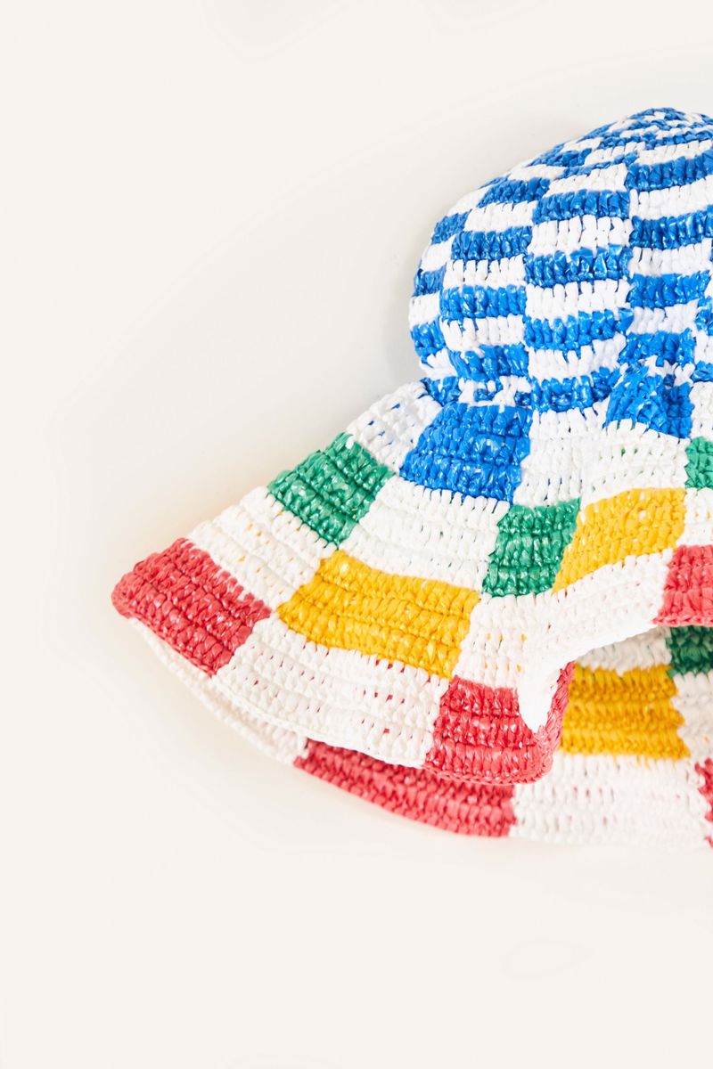Detalle-del-ala-flexible-del-sombrero-de-croche-de-rafia.