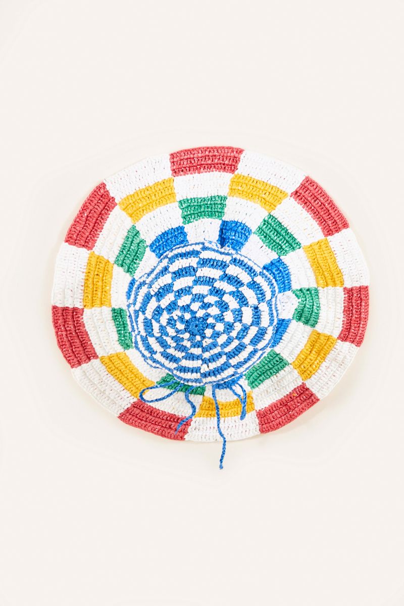 Vista-superior-del-sombrero-de-croche-de-rafia-mostrando-el-diseño-cuadriculado.