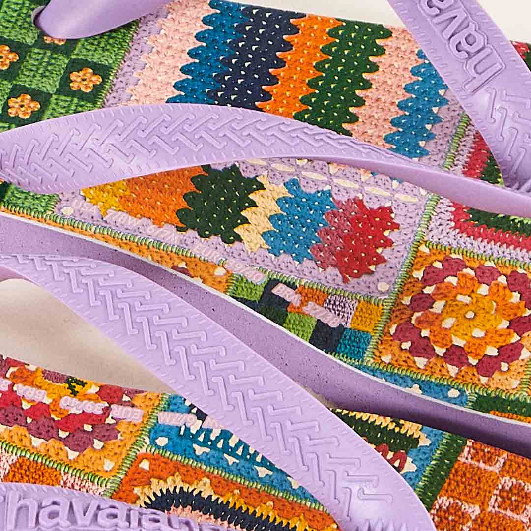 Acercamiento-de-las-sandalias-Havaianas-con-estampado-geometrico-vibrante-y-tiras-lilas.