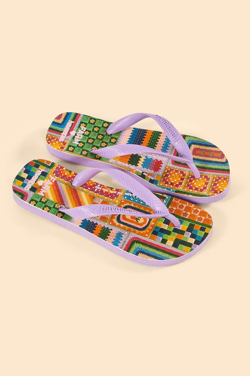 Vista-superior-de-las-sandalias-Havaianas-mostrando-el-estampado-geometrico-y-las-tiras-lilas.