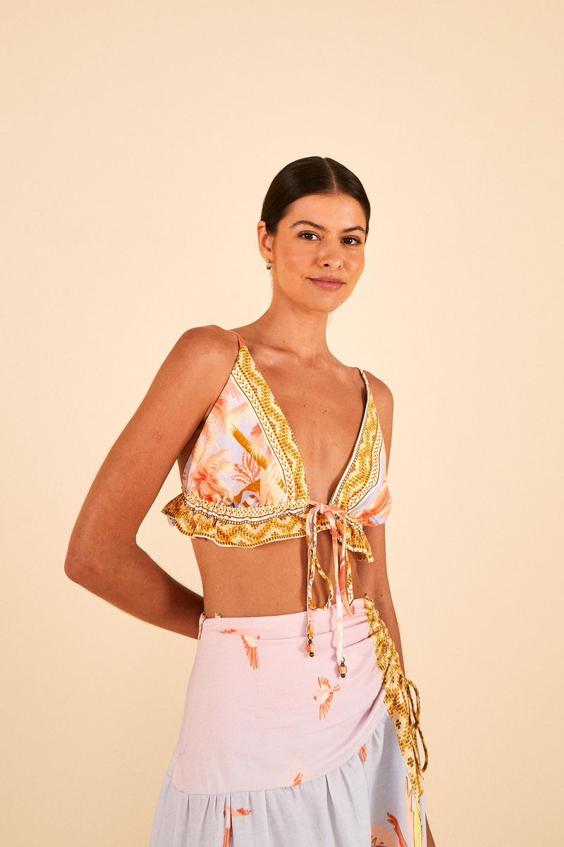 Top-cropped-estampado-con-escote-en-V-y-amarre-central-visto-desde-el-frente.