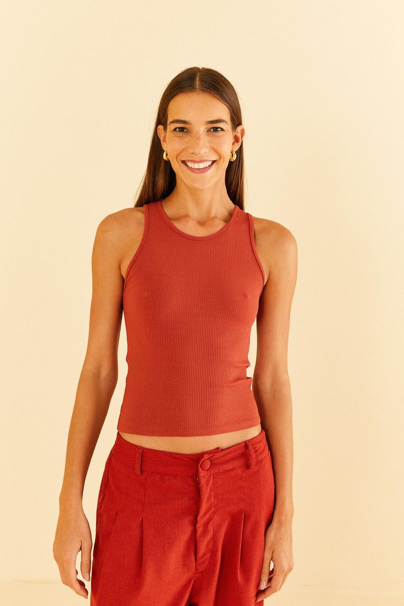 Camiseta-basica-sin-mangas-en-tejido-acanalado-terracota-vista-frontal.