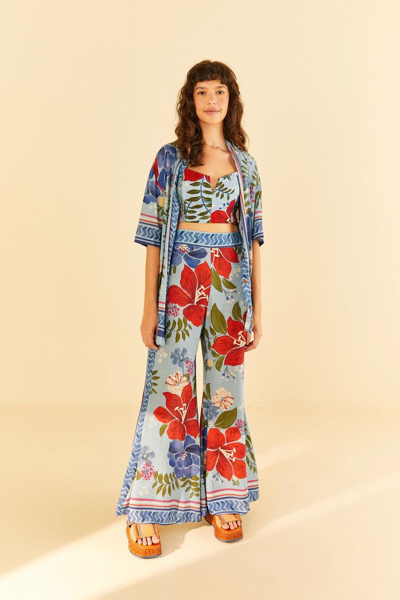 Conjunto estampado Florisbela con top y pantalón amplio, estampado floral vibrante y borde decorado.