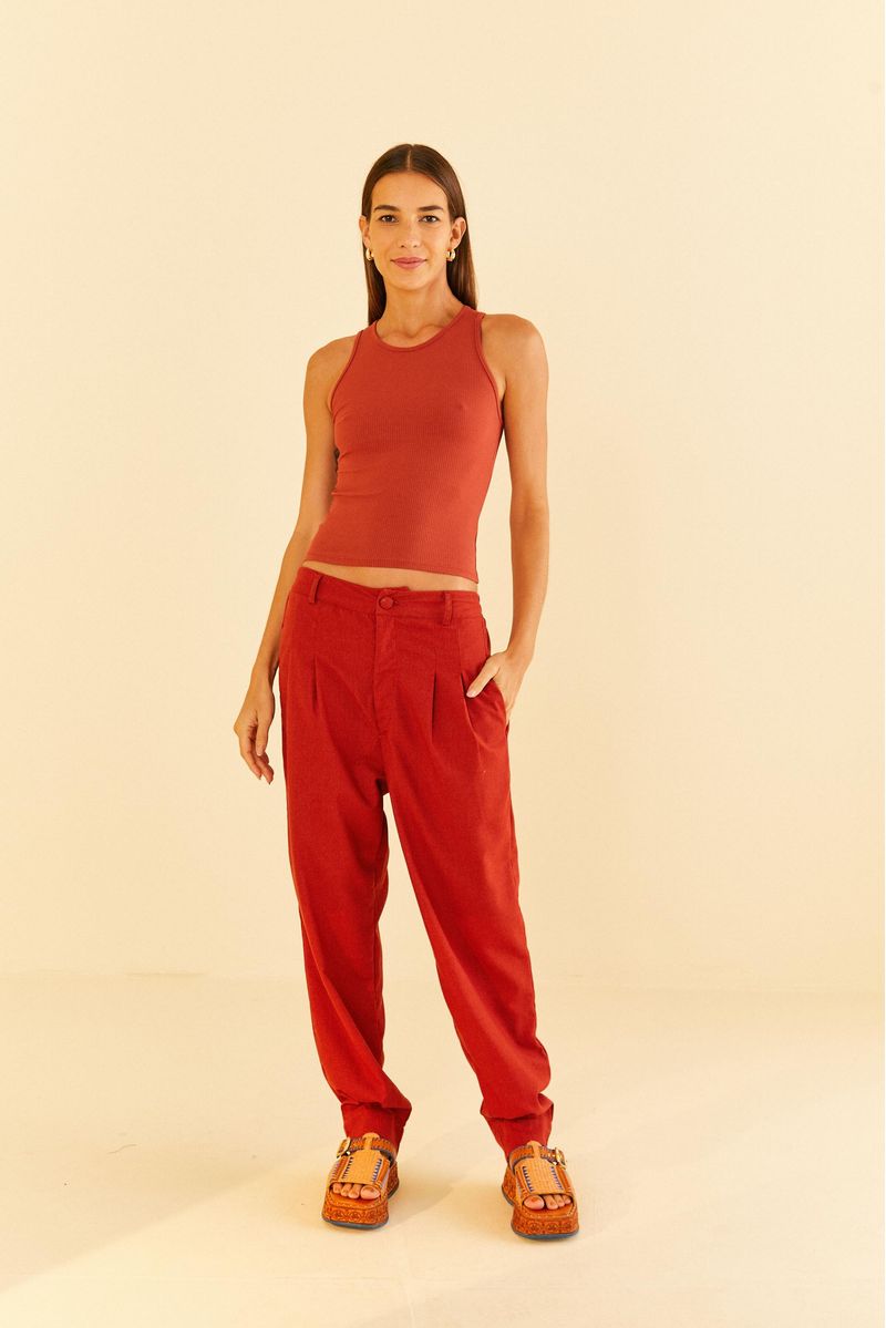 Camiseta-basica-sin-mangas-en-tejido-acanalado-terracota-vista-completa-con-pantalon.