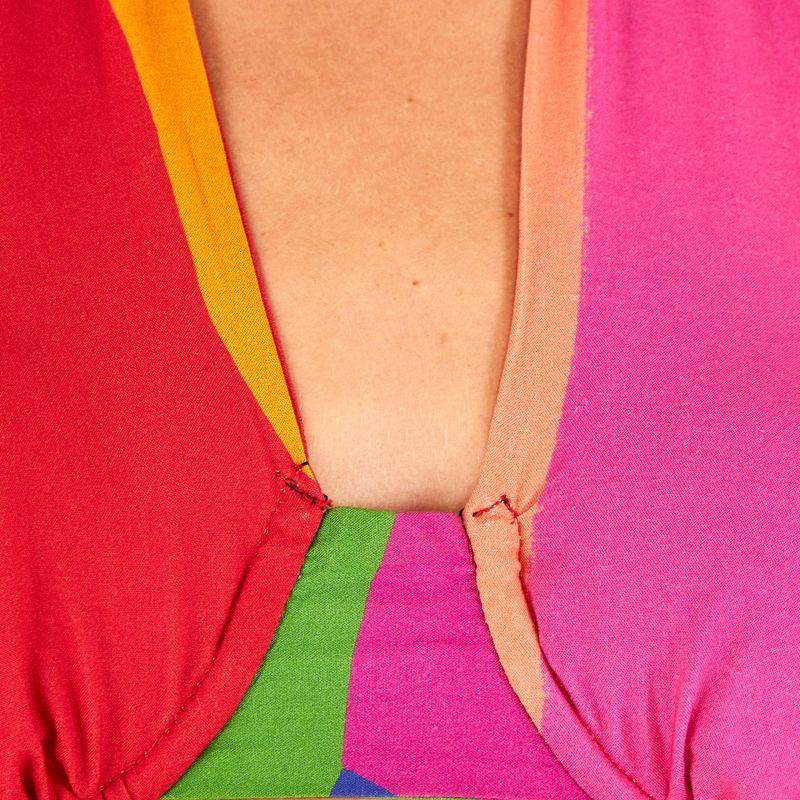Close-up del tejido estampado del top, mostrando detalles vibrantes.