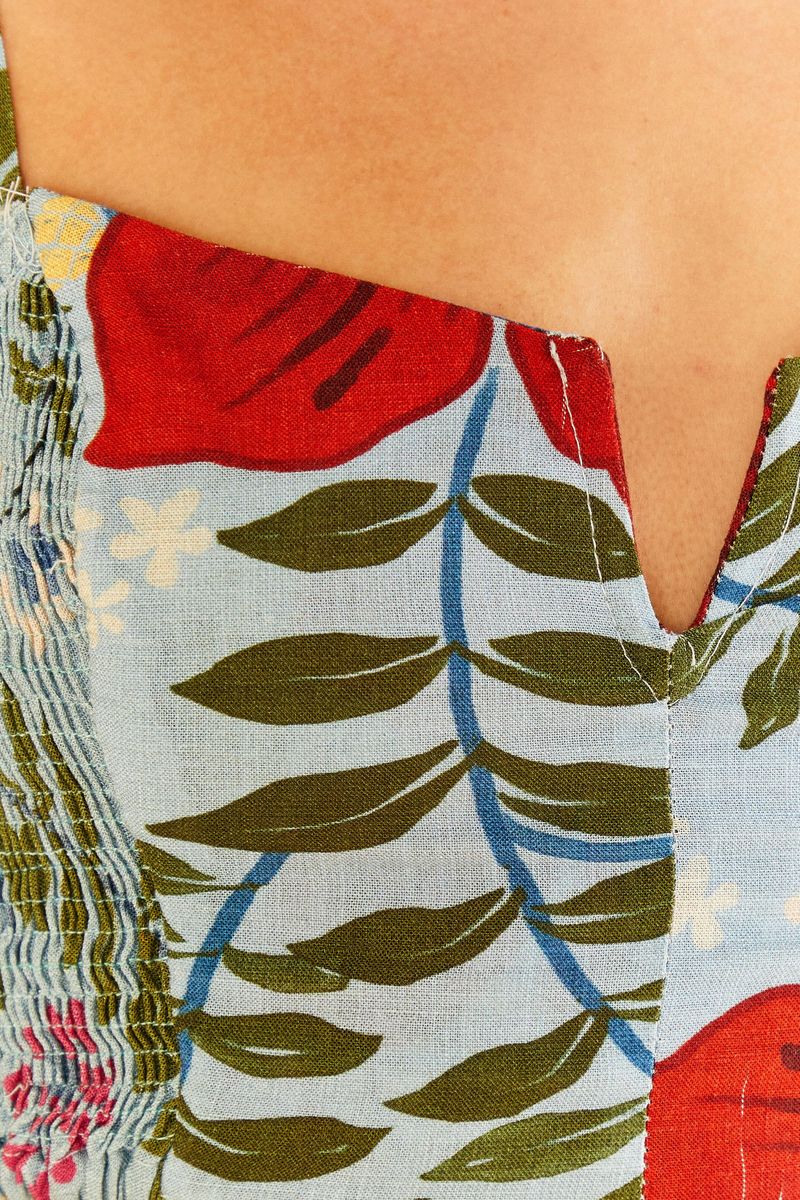 Detalle en primer plano del escote y estampado floral del top Florisbela.
