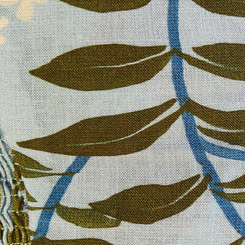 Detalle del estampado floral vibrante del top Florisbela.