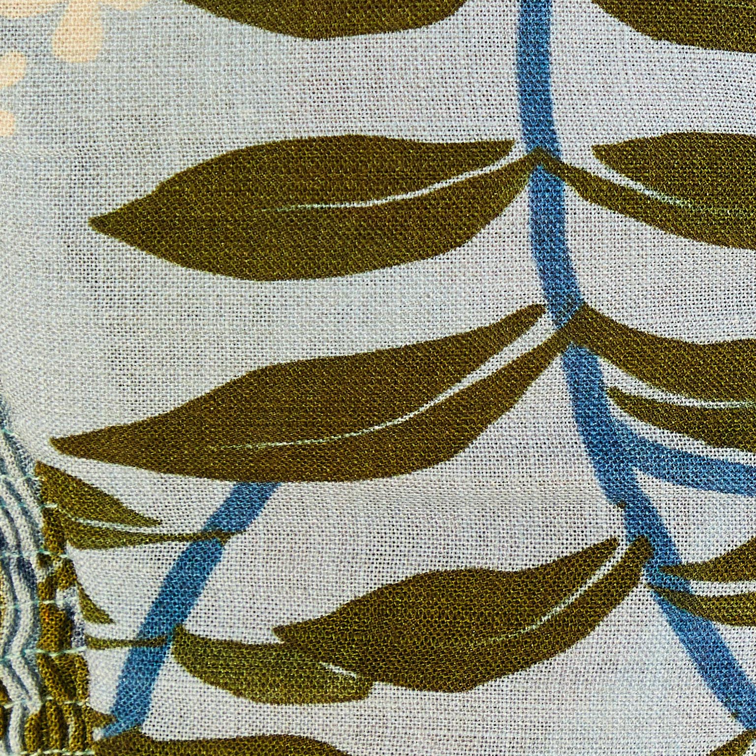 Detalle del estampado floral vibrante del top Florisbela.