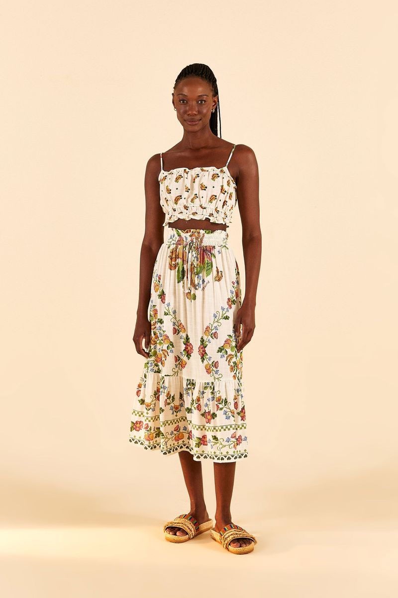 Modelo-usando-conjunto-de-top-y-falda-estampados-con-patron-de-bananas-y-flores.