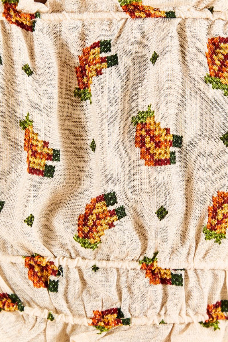 Detalle-de-la-tela-estampada-con-patron-de-bananas-mostrando-la-textura-y-colores.