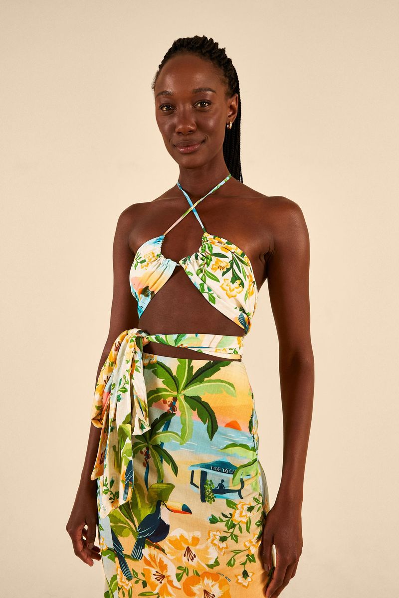 Top-estampado-tropical-con-tiras-cruzadas-y-diseño-tipo-banda-visto-de-frente.