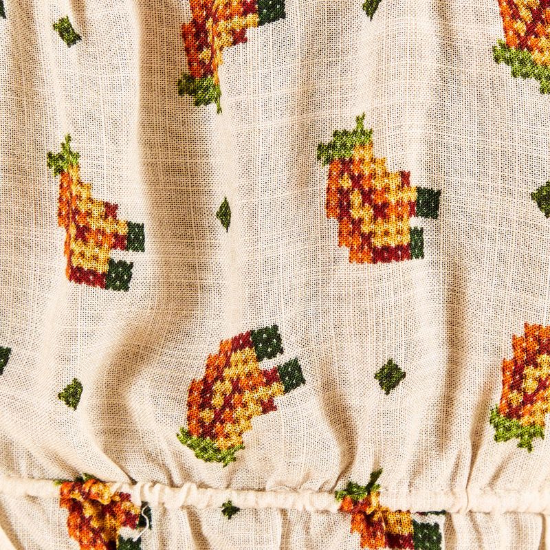 Detalle-del-volante-en-la-parte-inferior-del-top-estampado-con-patron-de-bananas.