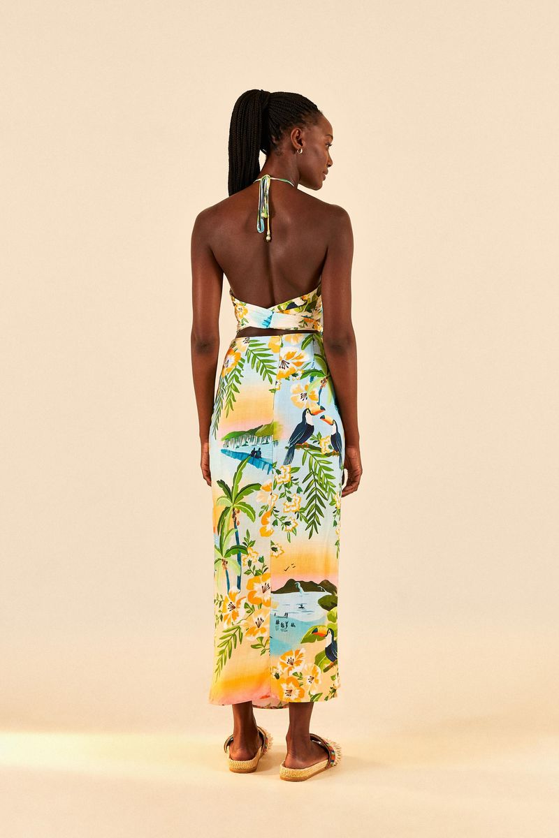 Top-estampado-tropical-con-ajuste-en-la-espalda-visto-desde-atras.