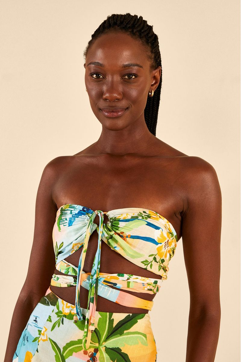 Detalle-del-drapeado-en-el-busto-del-top-estampado-tropical.