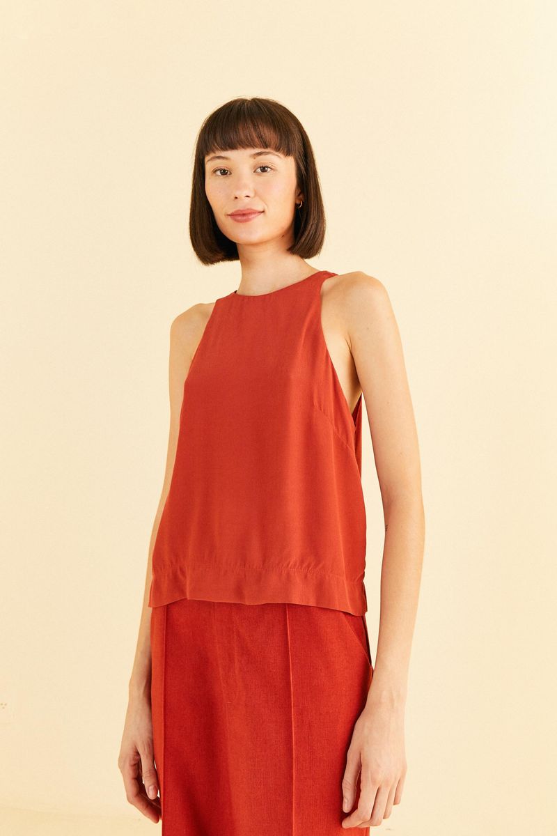 Blusa-regata-basica-cava-en-tono-solido-vista-frontal.