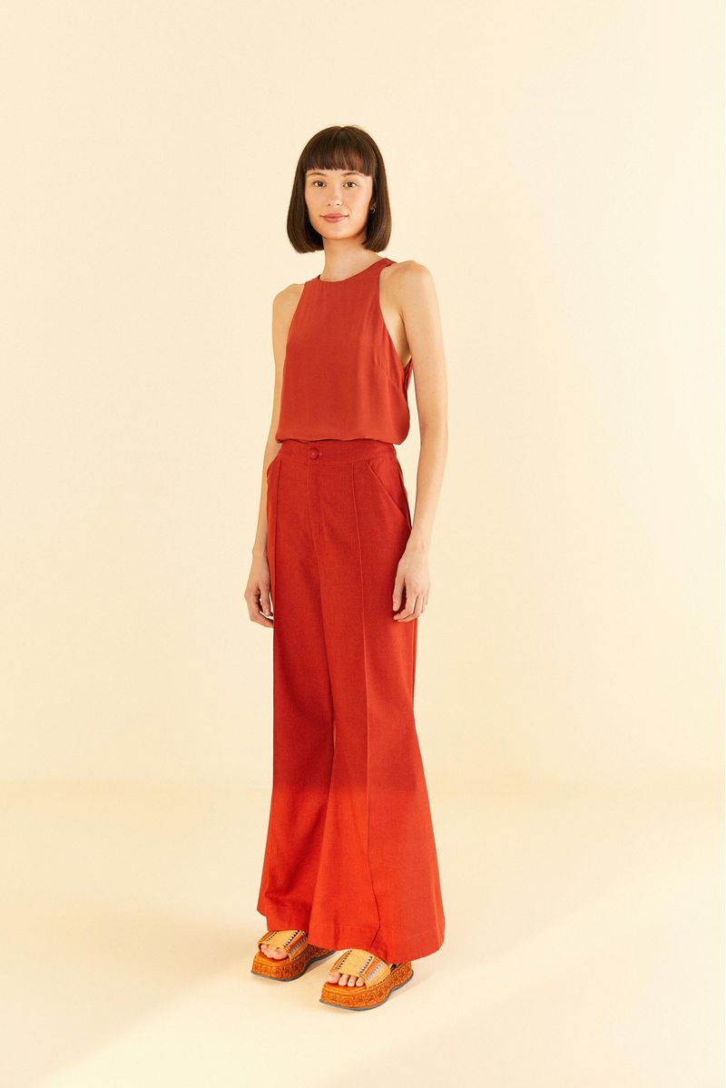 Blusa-regata-basica-cava-en-tono-solido-vista-completa-con-pantalon.