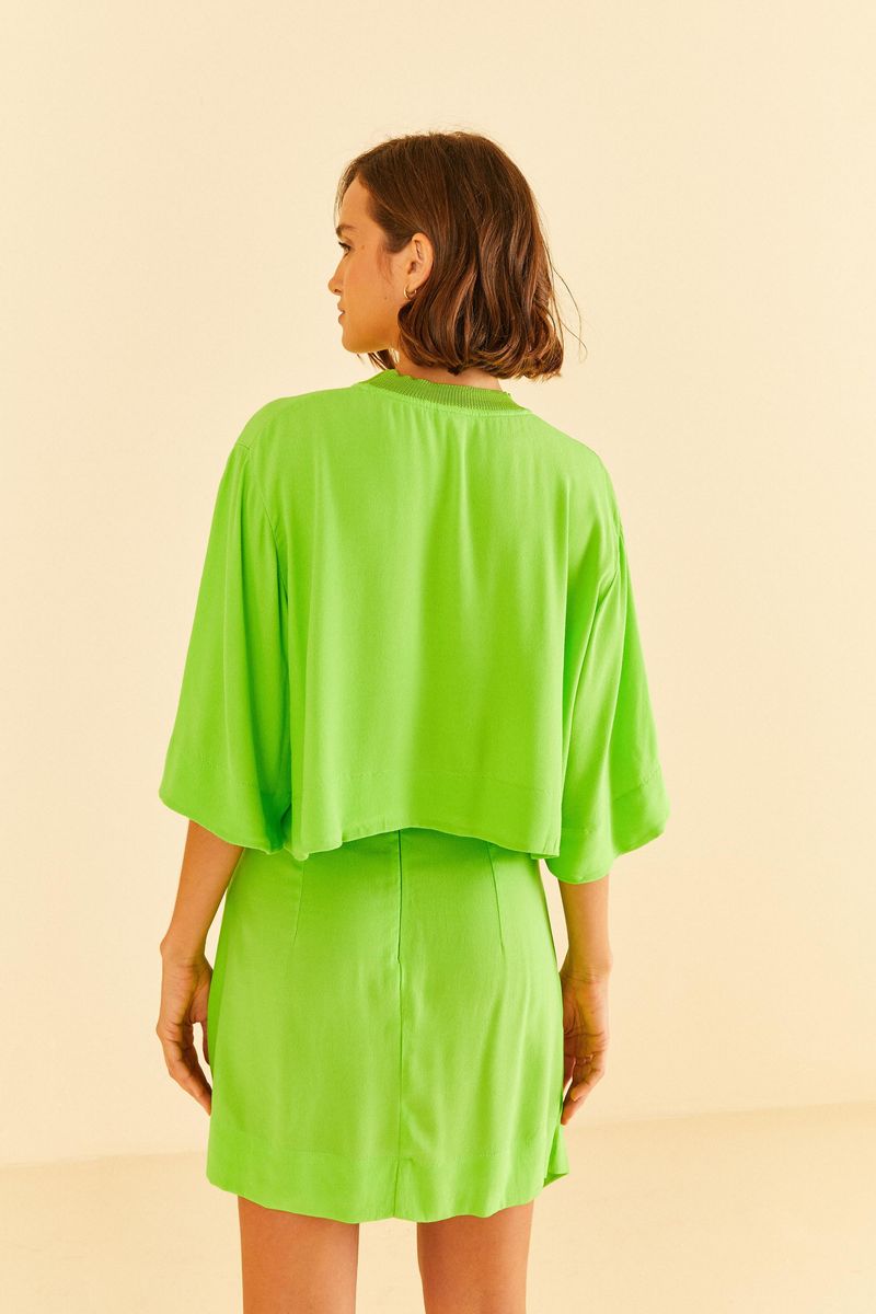 Detalle-de-la-tela-verde-de-la-minifalda-con-diseño-cruzado-y-detalle-plisado.