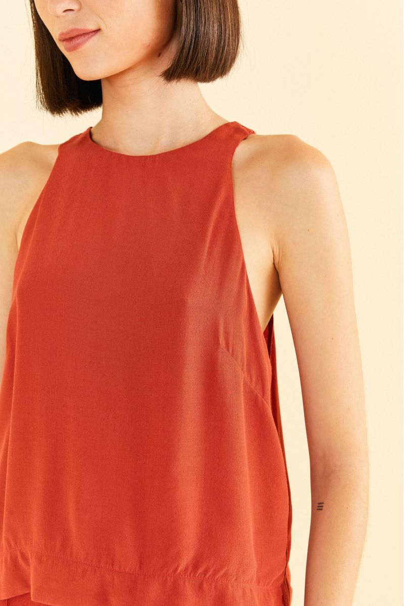 Detalle-del-escote-redondo-y-alto-de-la-blusa-regata-basica-cava.