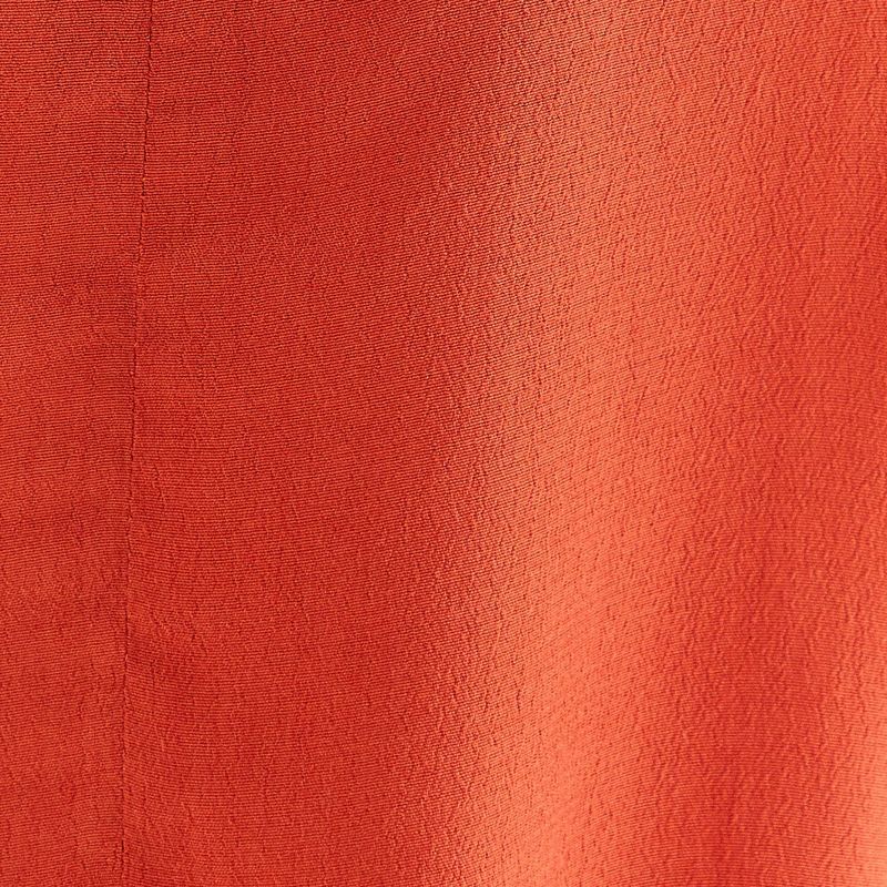 Detalle-del-tejido-crespado-de-la-blusa-regata-basica-cava.
